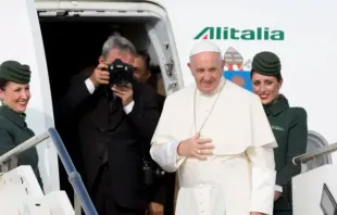 Papa Francisco prestes a embarcar no avião para uma de suas viagens internacionais.