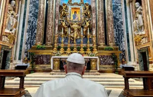 O papa Francisco reza diante da imagem da Virgem Salus Populi Romani.