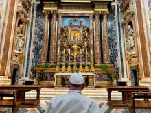 Papa Francisco reza diante da imagem da Salus Populi Romani na basílica papal de Santa Maria Maior, em Roma, para encomendar sua viagem a Indonésia, Papua Nova Guiné, Timor Leste e Singapura, que fará de 2 a 13 de setembro