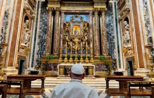 Papa Francisco reza diante da imagem da Salus Populi Romani na basílica papal de Santa Maria Maior, em Roma, para encomendar sua viagem a Indonésia, Papua Nova Guiné, Timor Leste e Singapura, que fará de 2 a 13 de setembro