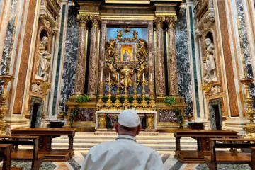 Papa Francisco reza diante da imagem da Salus Populi Romani na basílica papal de Santa Maria Maior, em Roma, para encomendar sua viagem a Indonésia, Papua Nova Guiné, Timor Leste e Singapura, que fará de 2 a 13 de setembro