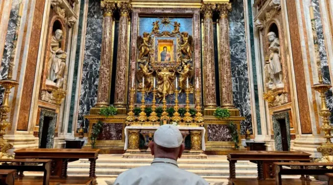 Papa Francisco reza diante da imagem da Salus Populi Romani na basílica papal de Santa Maria Maior, em Roma, para encomendar sua viagem a Indonésia, Papua Nova Guiné, Timor Leste e Singapura, que fará de 2 a 13 de setembro