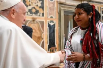 Papa Francisco saúda os participantes de encontro sobre “O conhecimento dos povos indígenas e das ciências”.