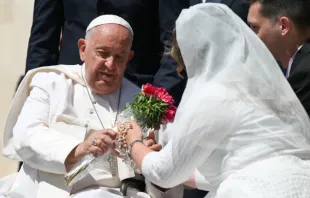 Imagem ilustrativa do papa Francisco com casal.