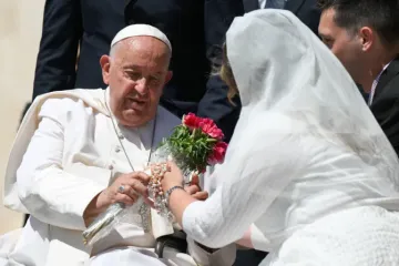 Imagem ilustrativa do papa Francisco com casal.