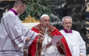 Papa Francisco durante a missa em memória de Bento XVI e bispos e cardeais mortos.