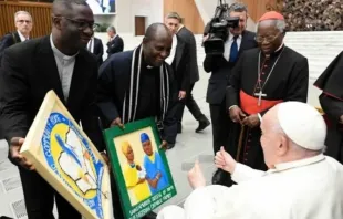 Papa Francisco recebe a comunidade nigeriana em Roma na Segunda-feira Santa de 2024.