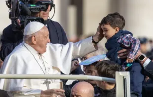 Imagem do papa Francisco cumprimentando uma criança na Audiência Geral de quarta-feira, 22 de novembro