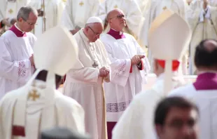 Papa Francisco e bispos.