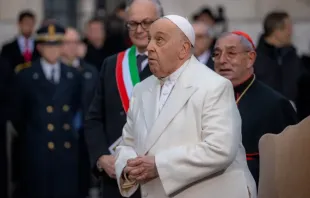 Papa Francisco reza pela paz diante da Imaculada Conceição.