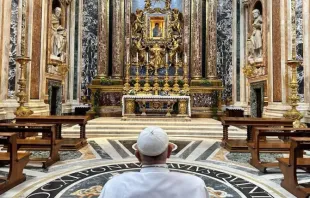 Papa Francisco reza diante da Virgem de Santa Maria a Maior no dia 19 de setembro