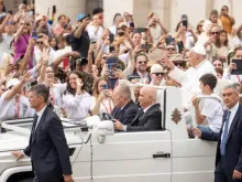 Papa Francisco saúda os fiéis antes de iniciar a Audiência Geral de 19 de junho.
