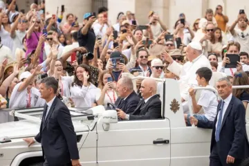 Papa Francisco saúda os fiéis antes de iniciar a Audiência Geral de 19 de junho.