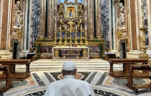 Papa Francisco reza diante da Virgem Salus Populi Romani