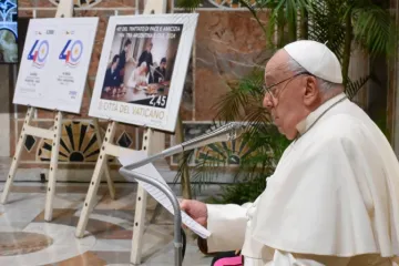 Imagem do papa Francisco na cerimônia por ocasião dos 40 anos do Tratado de Paz entre Argentina e Chile .