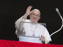 Papa Francisco acena para os peregrinos da janela do Palácio Apostólico do Vaticano