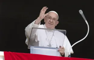 Papa Francisco acena para os peregrinos da janela do Palácio Apostólico do Vaticano