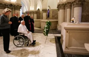 Papa Francisco reza no túmulo do rei Balduíno