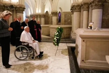 Papa Francisco reza no túmulo do rei Balduíno