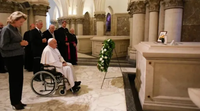 Papa Francisco reza no túmulo do rei Balduíno