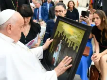 Papa Francisco com pintura que representa o sofrimento dos migrantes neste 19 de junho.