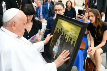 Papa Francisco com pintura que representa o sofrimento dos migrantes neste 19 de junho.