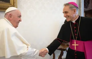 Imagem de arquivo de um dos encontros entre o papa Francisco e dom Georg Gänswein.