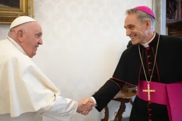 Imagem de arquivo de um dos encontros entre o papa Francisco e dom Georg Gänswein