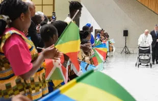 Papa Francisco recebe um grupo de crianças da África no Vaticano, 29 de maio de 2023.