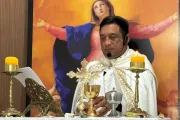 Padre Cícero Santos da Silva celebrando a missa na paróquia pessoal maronita de Nossa Senhora da Assunção.