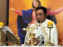 Padre Cícero Santos da Silva celebrando a missa na paróquia pessoal maronita de Nossa Senhora da Assunção.