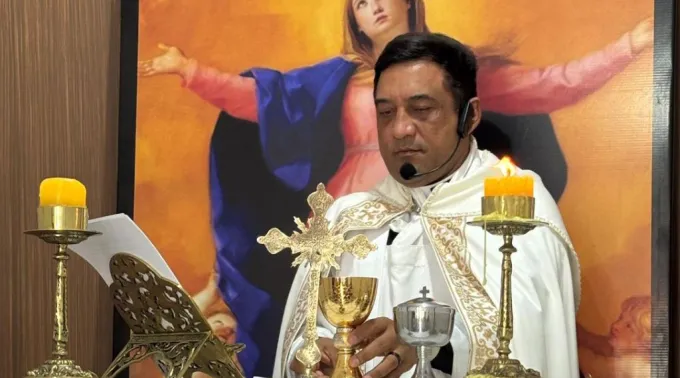 Padre Cícero Santos da Silva celebrando a missa na paróquia pessoal maronita de Nossa Senhora da Assunção. ?? 