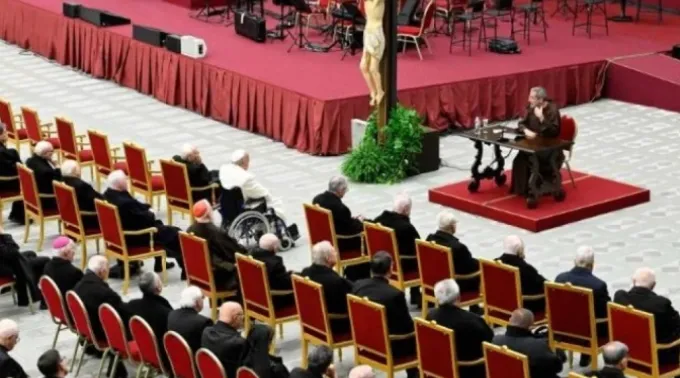 Padre Roberto Pasolini, pregador da Casa Pontifícia, conduz sua primeira meditação do Advento. ?? 