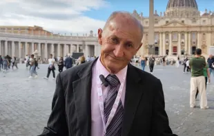 O miraculado Paulo Gontijo na Praça de São Pedro, no Vaticano.