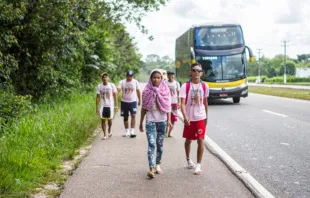 Peregrinos na estrada a caminho do Círio de Nazaré