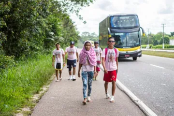 Peregrinos na estrada a caminho do Círio de Nazaré