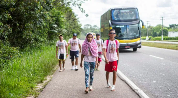 Peregrinos na estrada a caminho do Círio de Nazaré