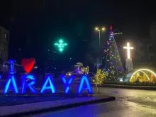 Árvore de Natal e presépio na praça pública de Faraya, cidade do distrito de Keserwan, no Monte Líbano, em novembro de 2024.