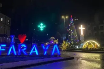 Árvore de Natal e presépio na praça pública de Faraya, cidade do distrito de Keserwan, no Monte Líbano, em novembro de 2024.