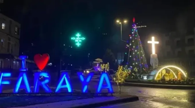 Árvore de Natal e presépio na praça pública de Faraya, cidade do distrito de Keserwan, no Monte Líbano, em novembro de 2024. ?? 