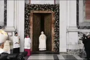 O cardeal James Michael Harvey abre a Porta Santa da basílica São Paulo Fora dos Muros