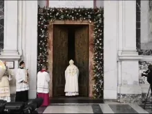 O cardeal James Michael Harvey abre a Porta Santa da basílica São Paulo Fora dos Muros