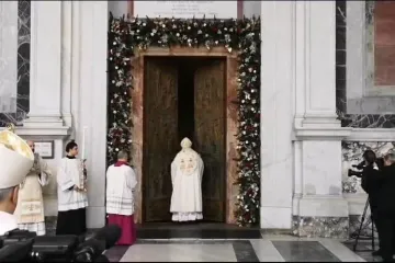 O cardeal James Michael Harvey abre a Porta Santa da basílica São Paulo Fora dos Muros