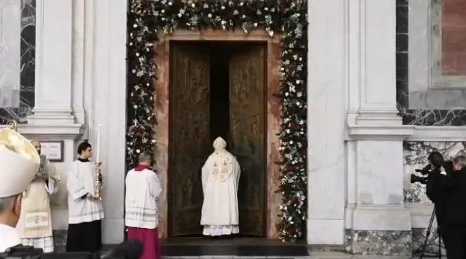 O cardeal James Michael Harvey abre a Porta Santa da basílica São Paulo Fora dos Muros