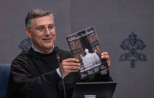 Padre Enzo Fortunato, diretor de comunicações da Basílica de São Pedro, segura uma cópia da primeira edição da nova revista mensal do Vaticano, "Piazza San Pietro".