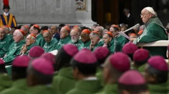 Papa Francisco fala aos bispos reunidos na basílica de São Pedro, no Vaticano, para a missa de encerramento do Sínodo da Sinodalidade hoje (27)