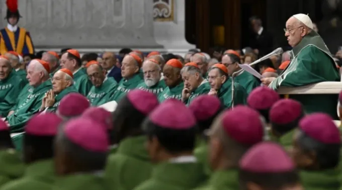 Papa Francisco fala aos bispos reunidos na basílica de São Pedro