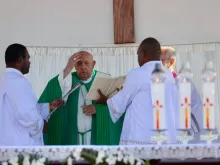 O papa Francisco celebra missa no estádio John Guise em Port Moresby, Papua-Nova Guiné