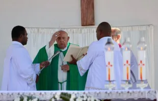 O papa Francisco celebra missa no estádio John Guise em Port Moresby, Papua-Nova Guiné