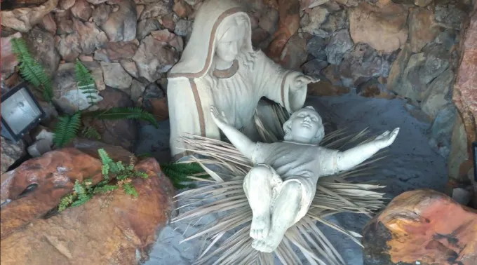 Imagens de Nossa Senhora e do Menino Jesus no Presépio Natural Mãos de Deus